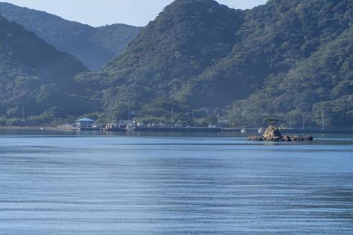 加計呂麻　生間の一本松と生間港 鹿児島県,奄美大島,加計呂麻の写真素材