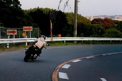 <素材>バイクを運転する女性の後ろ姿 <素材>バイクを運転する女性の後ろ姿 女性,オートバイ,ツーリングの写真素材