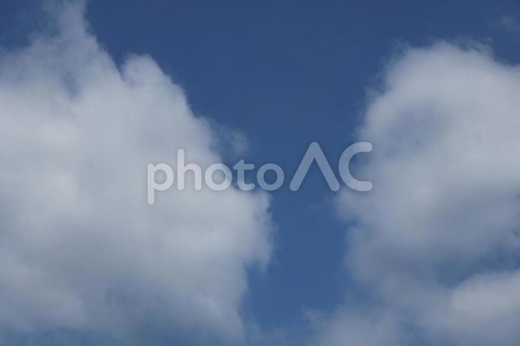 青空と白い雲の空の風景 青空,白い,雲の写真素材