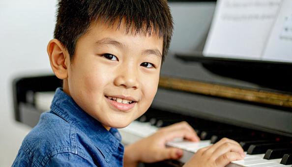 音楽指導者を目指すピアノを弾く男の子 音楽指導者を目指すピアノを弾く男の子の写真