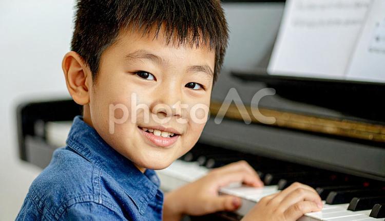 音楽指導者を目指すピアノを弾く男の子 音楽指導者,ピアノ,男性の写真素材