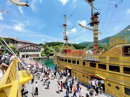 桃源台港の桟橋で乗降中の箱根海賊船 桃源台港の桟橋で乗降中の箱根海賊船 箱根海賊船,遊覧船,芦ノ湖の写真素材