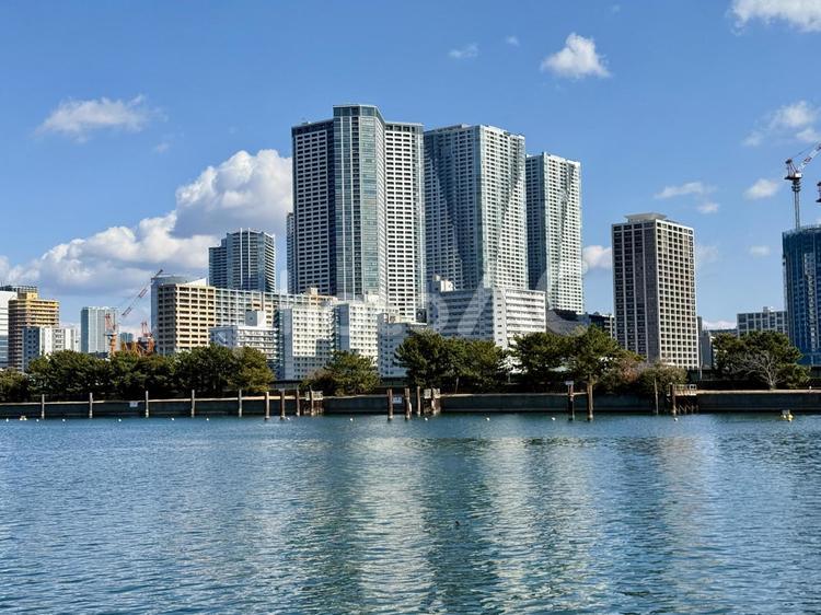 浜離宮から隅田川越しに見る東京の街並み 築地,オフィス,オフィスビルの写真素材