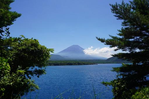 湖の向こうに見える富士山 湖の向こうに見える富士山 富士山,山,赤富士の写真素材