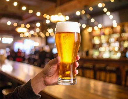 バーで飲むビール バーで飲むビールの写真