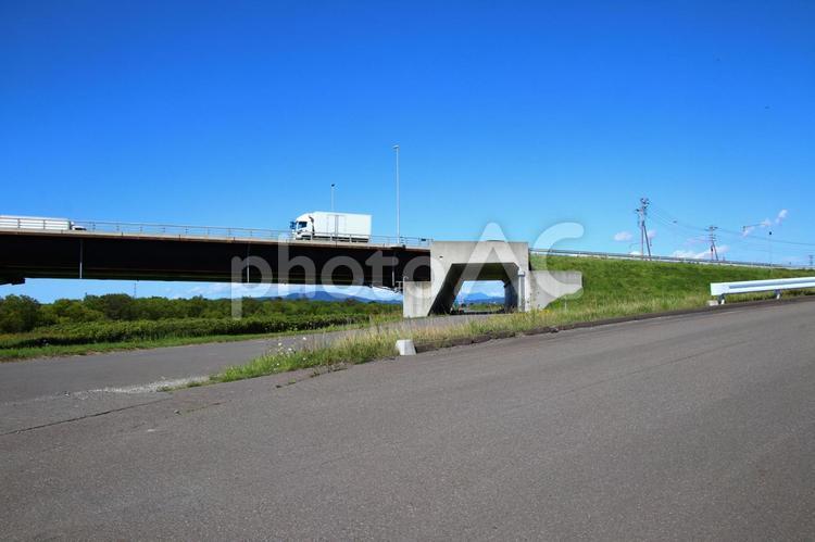 跨道橋と側道のイメージ 跨道橋,高架,橋の写真素材