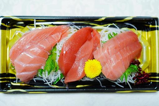 白背景のマグロの刺身三種盛り合わせ 俯瞰 白背景のマグロの刺身三種盛り合わせ 俯瞰 マグロ,トロ,魚の写真素材
