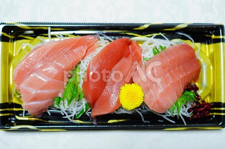 白背景のマグロの刺身三種盛り合わせ　俯瞰 マグロ,トロ,魚の写真素材