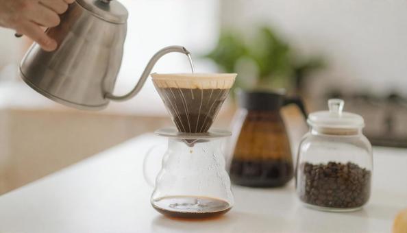ドリップコーヒーと朝食シーンのテーブル ドリップコーヒーと朝食シーンのテーブルの写真