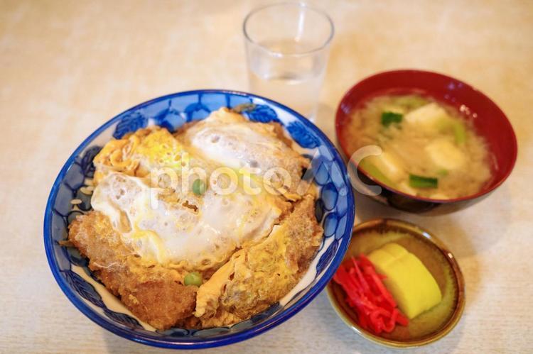 美味しいカツ丼味噌汁お新香付き カツ丼,とんかつ,丼の写真素材