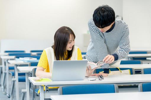 教室で授業を受ける大学生 大学生,教室,笑顔の写真素材