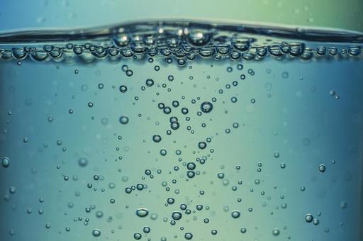 水中を上昇する気泡 水中を上昇する気泡の写真