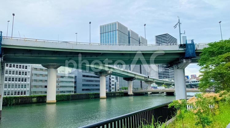 高速道路が横切る川沿いのビル群 ビル,ビル群,高層の写真素材