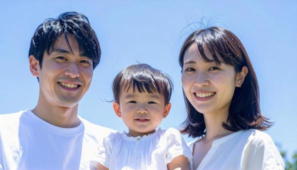 お父さん、お母さん、子供の3人家族写真 お父さん、お母さん、子供の3人家族写真の写真
