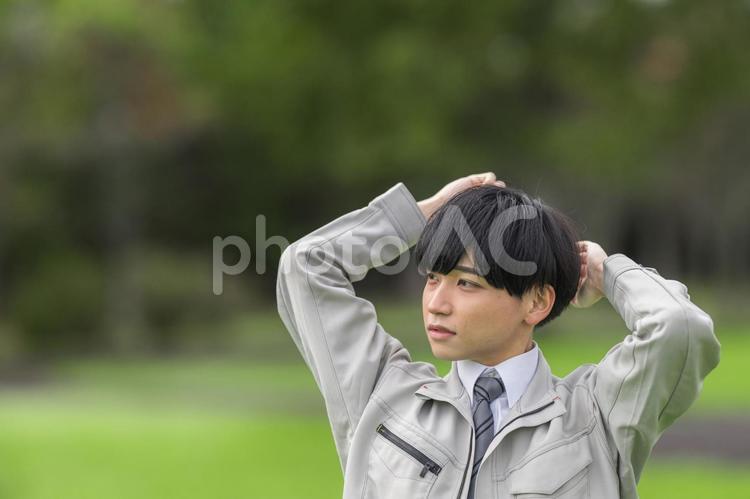 何かに気付く作業員男性 男性,作業服,若者の写真素材