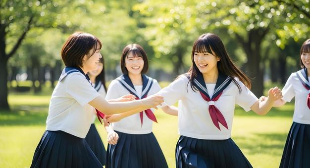 公園で遊ぶ仲良し女子高生グループ 公園で遊ぶ仲良し女子高生グループの写真