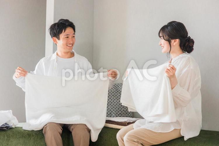 洗濯物を畳む・仲良く家事をする夫婦 洗濯物,協力,洗濯の写真素材