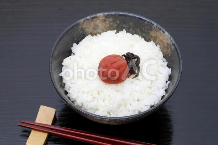 ご飯　梅干し　シソの葉 梅干し,ご飯,食べ物の写真素材
