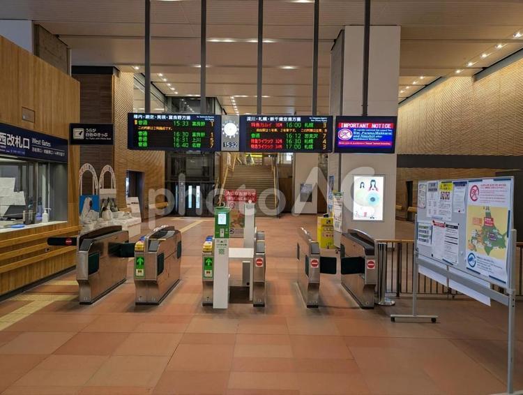 JR旭川駅自動改札機と列車時刻案内板 旭川駅,鉄道,自動改札機の写真素材