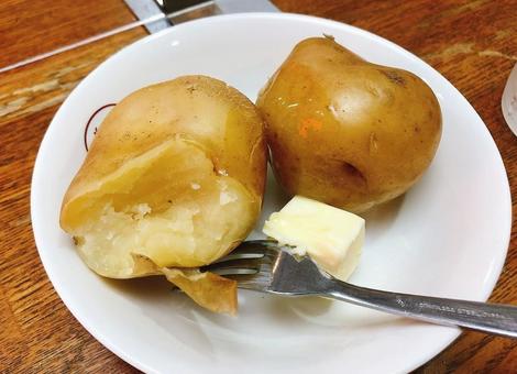 日本、神田のカレー屋のじゃがバター 日本、神田のカレー屋のじゃがバターの写真