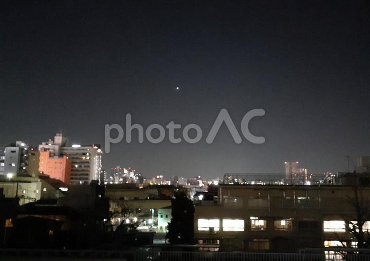 都会の夜　新宿区　一番星 一番星,金星,星の写真素材