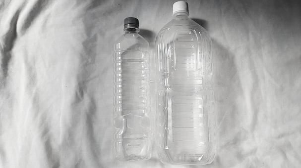 ペットボトル1Lと2Lモノクロ・1 ペットボトル1Lと2Lモノクロ・1の写真