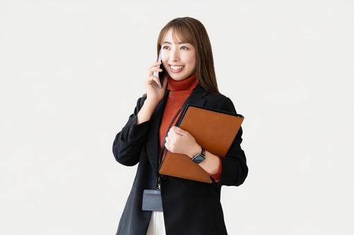 スマホで話す笑顔の女性・ビジネスウーマン スマホで話す笑顔の女性・ビジネスウーマン 女性,スマホ,スマートフォンの写真素材