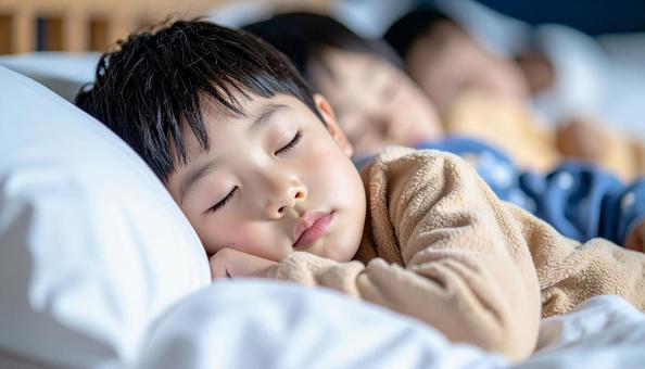 お泊り保育で一緒に眠る園児たち お泊り保育で一緒に眠る園児たちの写真