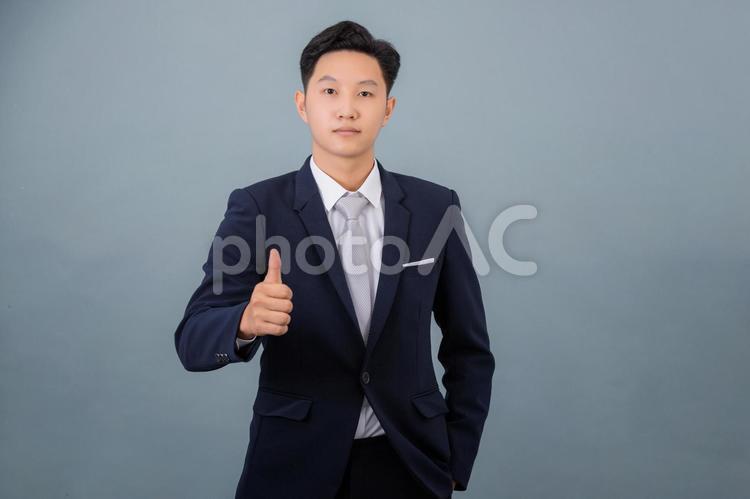 親指を立てる韓国人男性1 男性,韓国人,ビジネスマンの写真素材