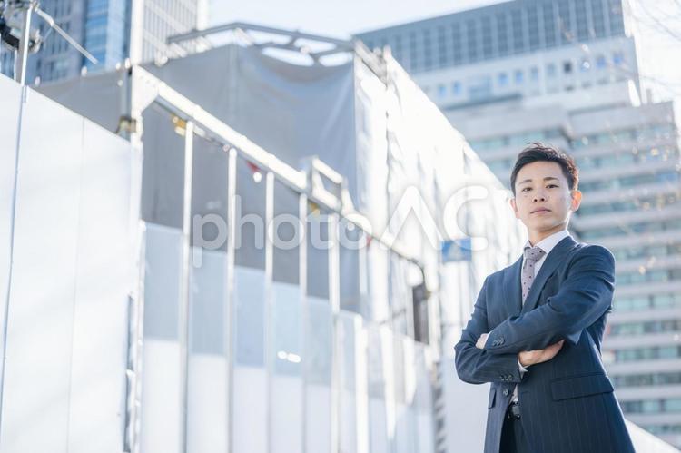 腕組みする爽やかなビジネスマン 男性,大人,日本人の写真素材