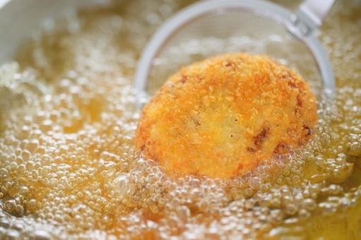 コロッケを鍋から出す網 コロッケを鍋から出す網の写真