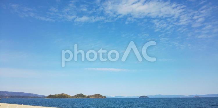 晴れた日の海と空 空,晴れ,雲の写真素材