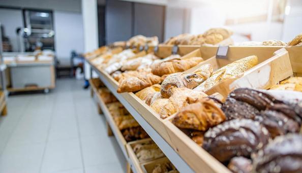 パン屋に並べられるたくさんのパンの写真