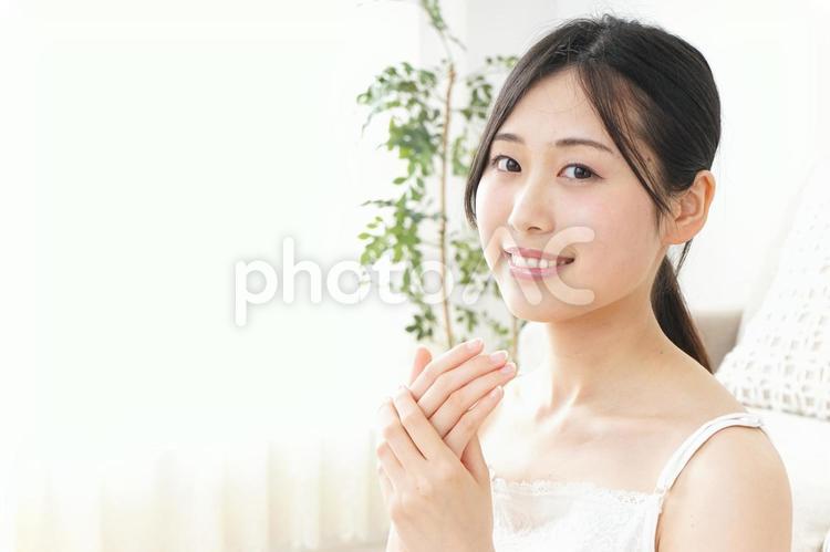 ハンドクリームを塗る女性 手,指,皮膚の写真素材