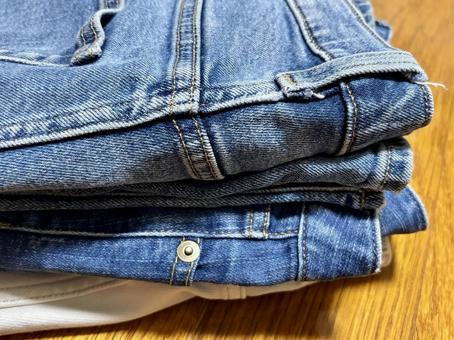 重ねられたデニムパンツ 重ねられたデニムパンツ デニム,デニムパンツ,ジーンズの写真素材