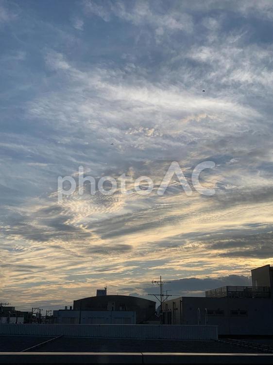 都会の空に広がる夕焼けのキャンバス 夕焼け,雲,都市風景の写真素材
