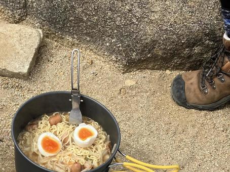 山頂でラーメンを作る 山頂でラーメンを作るの写真