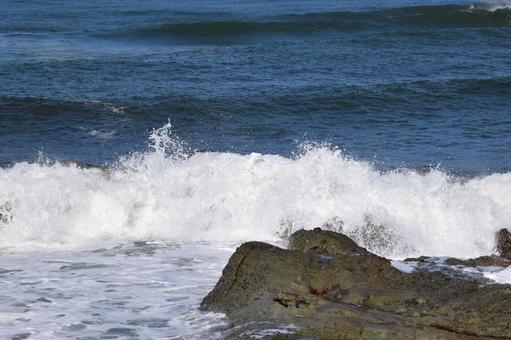日本海の荒波 山形県庄内海岸 日本海の荒波,荒波,白波の写真素材
