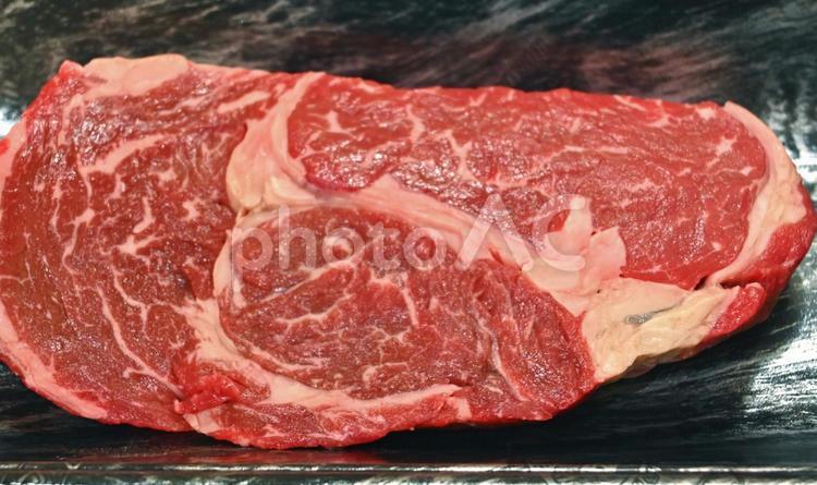 ステーキ用生肉 脂身,牛,アップの写真素材