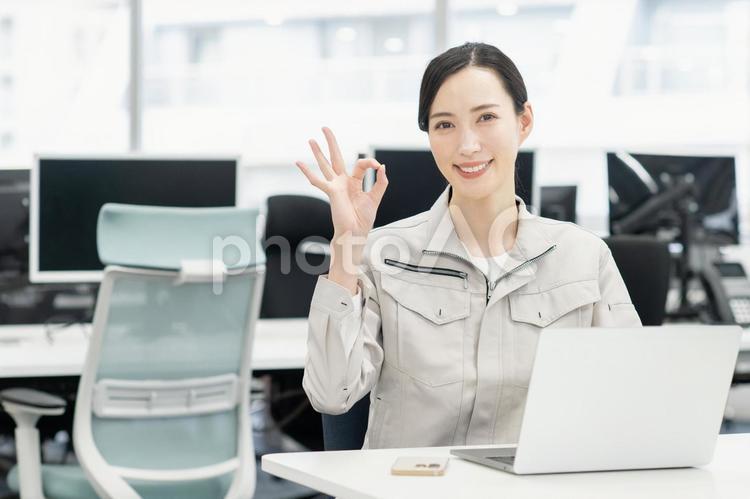 オフィスで仕事する女性エンジニア 若い,女性,エンジニアの写真素材