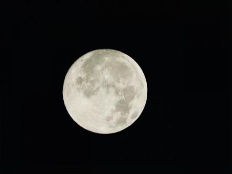 2025年10月6日の月3 2025年10月6日の月3 月,中秋の名月,十五夜の写真素材