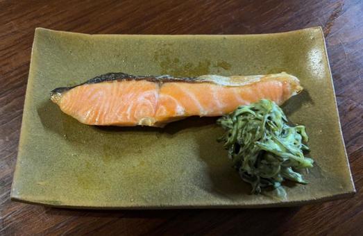 R7.07.11 Grilled coho salmon with mekabu salad, JPG