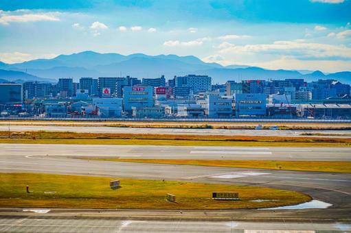 福岡空港と山並みの景色 福岡空港と山並みの景色 空港,滑走路,山の写真素材