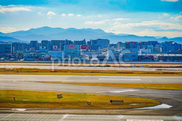 福岡空港と山並みの景色 空港,滑走路,山の写真素材
