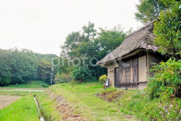 飯南町の旧石見銀山街道沿いにある茅葺建築 石見銀山,街道,飯南の写真素材