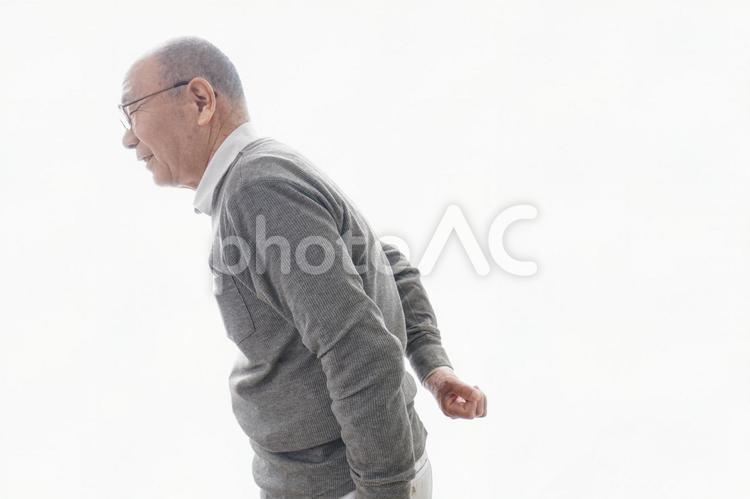 腰痛に苦しむシニア男性 椎間板ヘルニア,腰痛,白髪の写真素材