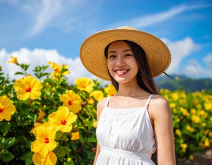 夏旅の彼女・夏空と黄色いハイビスカス 夏旅の彼女・夏空と黄色いハイビスカスの写真