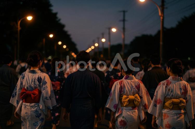 会場へ向かう浴衣姿の人々 日本,花火大会,浴衣の写真素材