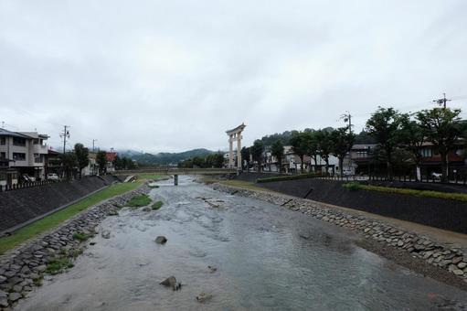 宮川と櫻山八幡宮の大鳥居(早朝の高山 宮川と櫻山八幡宮の大鳥居(早朝の高山 宮川,櫻山八幡宮,大鳥居の写真素材