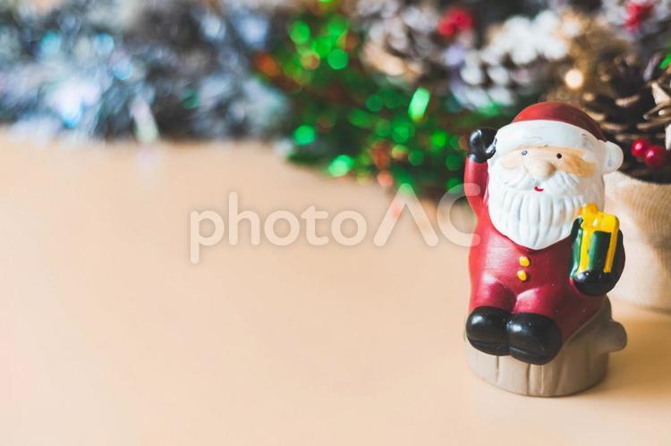 サンタクロースの置物とクリスマスイメージ サンタクロース,サンタさん,クリスマスの写真素材